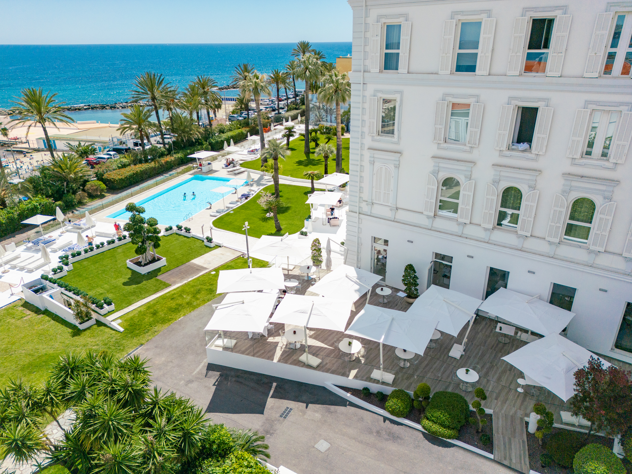 Vista aerea di Aqualua con piscina, giardino e mare