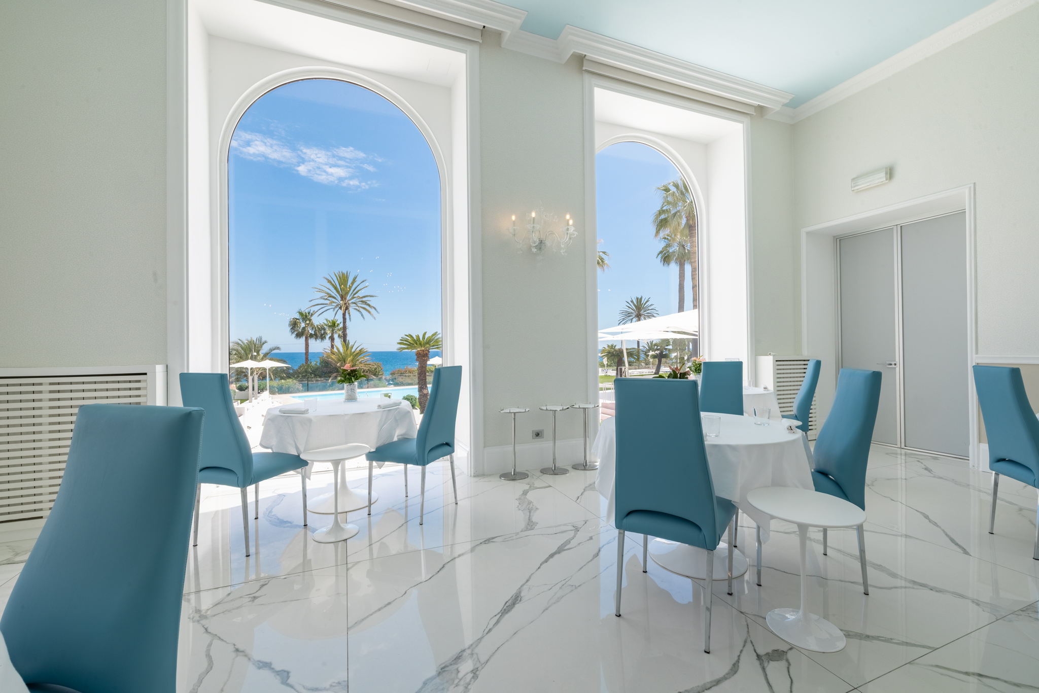 Sala Aqualua con archi, tavoli e vista mare