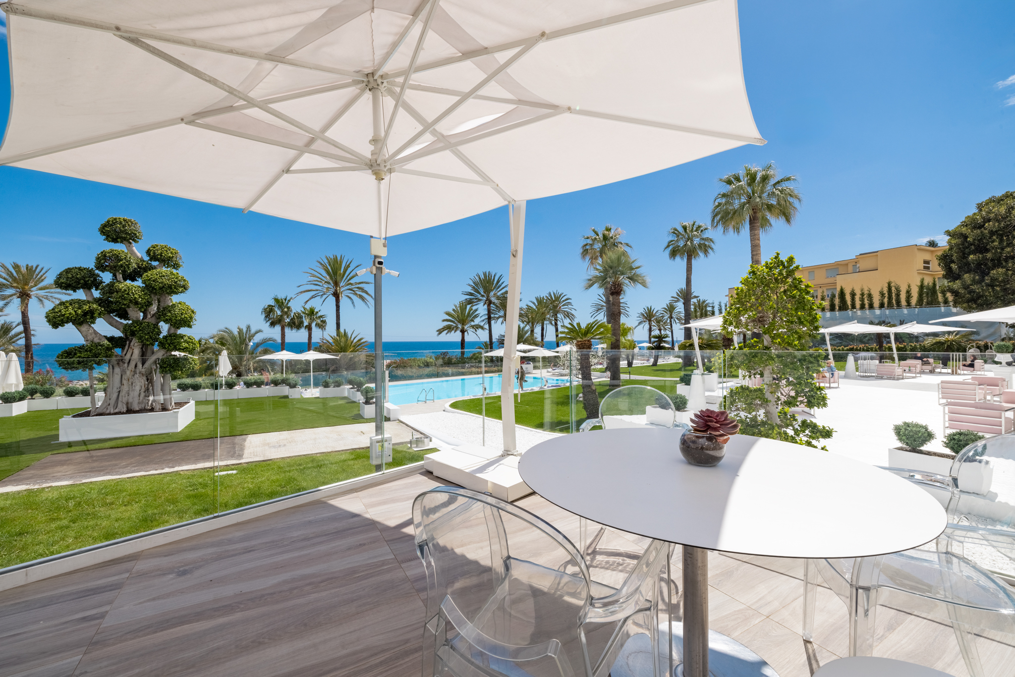 Terrazza Aqualua affacciata su piscina, giardino e mare