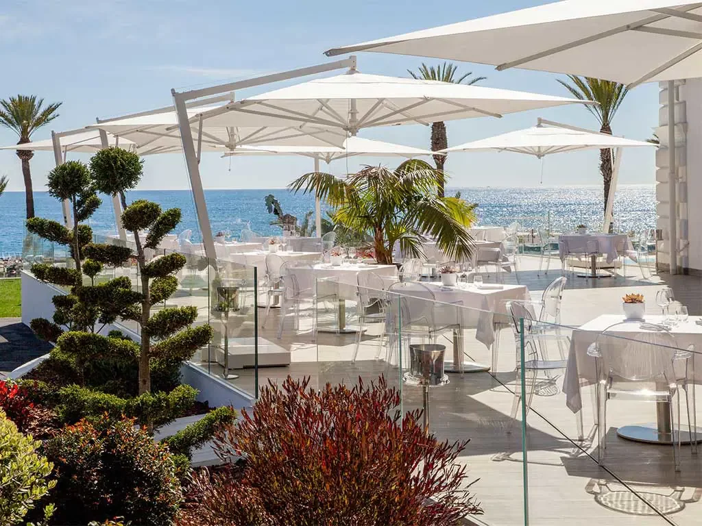 Terrazza Aqualua di giorno con vista mare