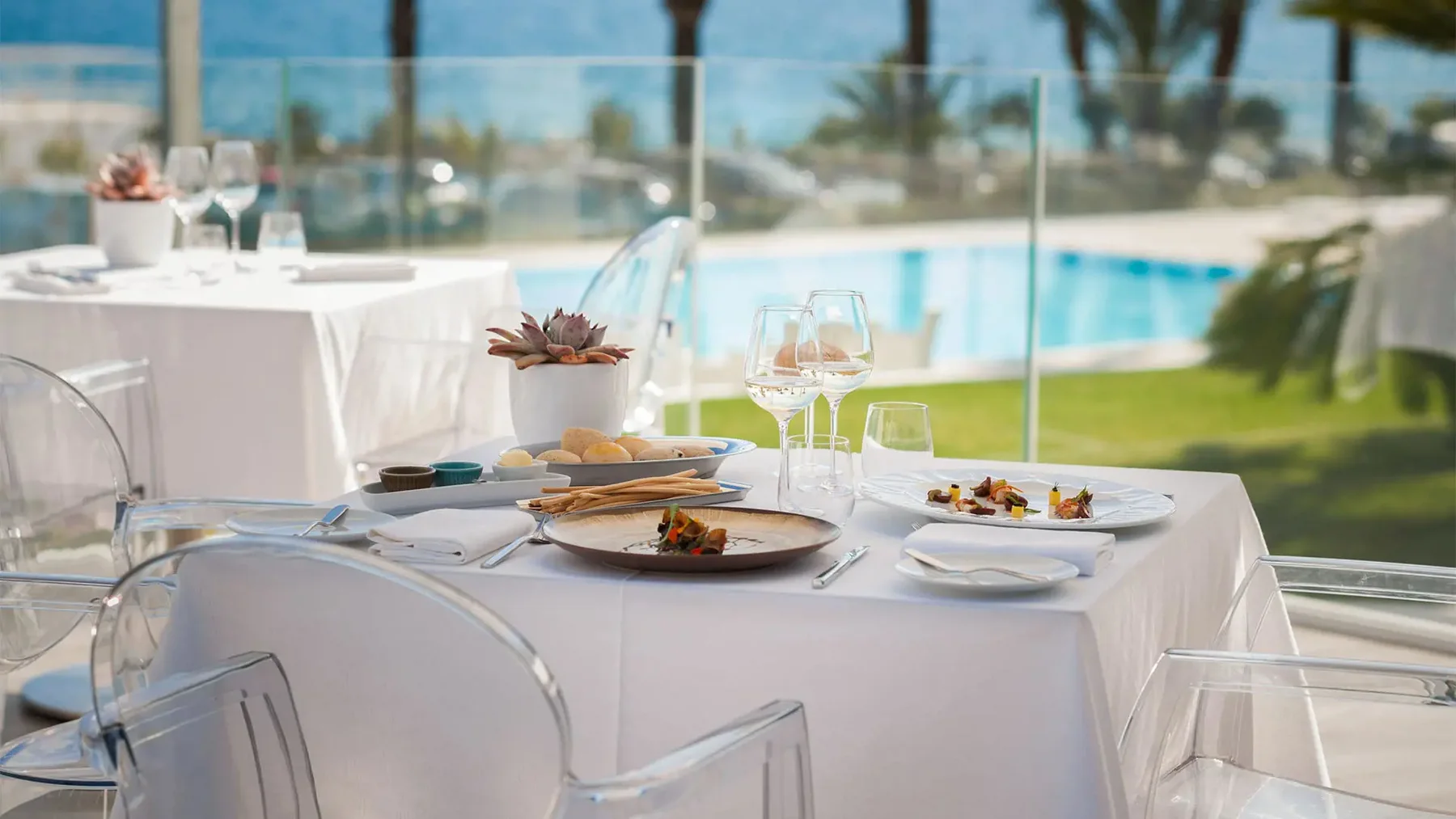 Tavolo apparecchiato sulla terrazza del ristorante